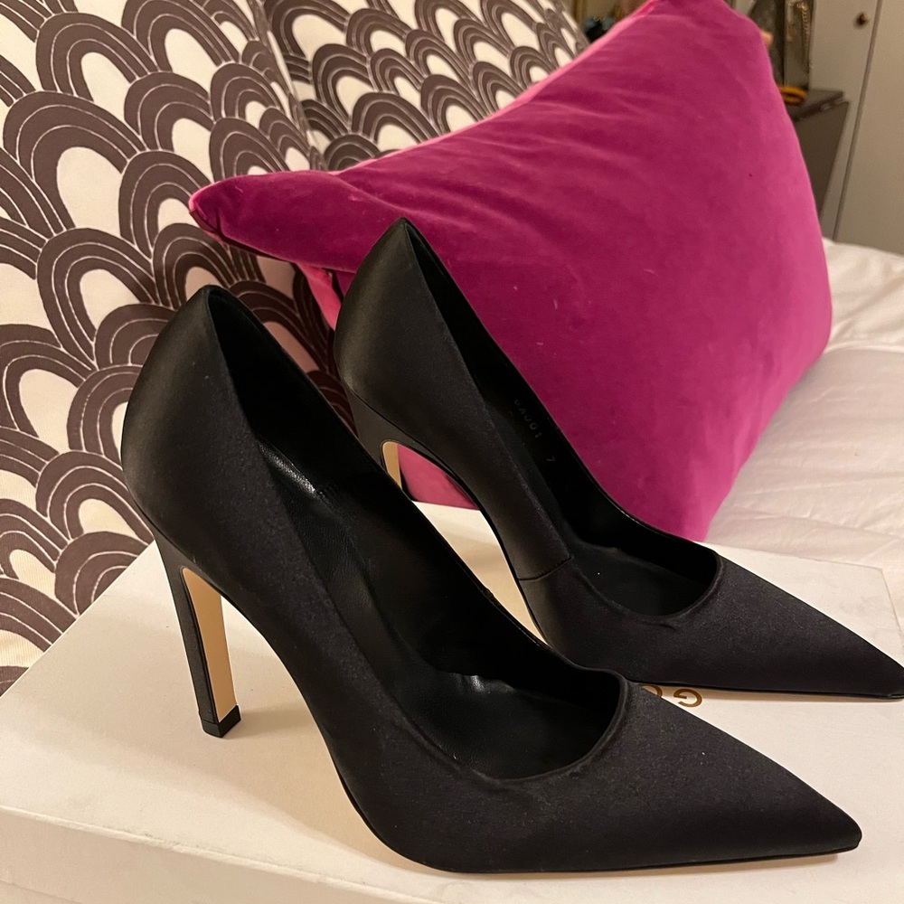 NWT Good American Black Satin Pumps GA001K-X, Size 7 - Sleek Elegance.